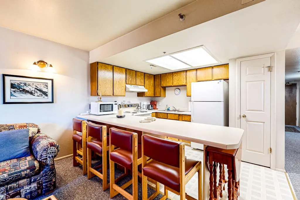 Charming & sunlit ski getaway with fireplace & balcony - close to lifts & shops