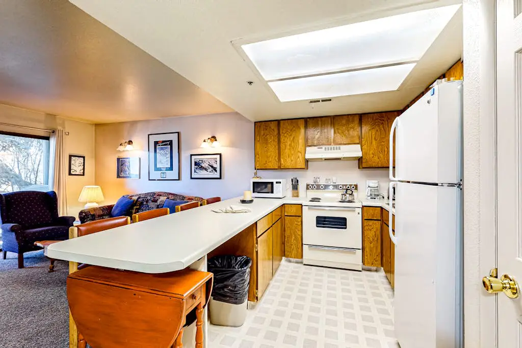 Charming & sunlit ski getaway with fireplace & balcony - close to lifts & shops