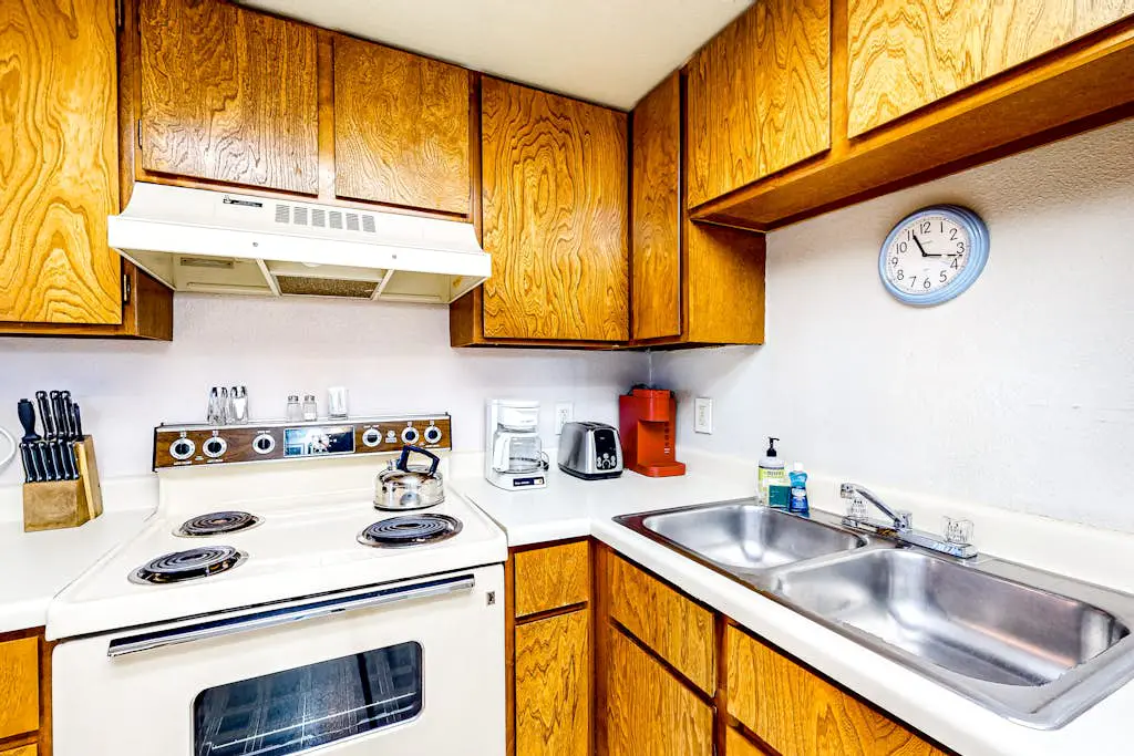 Charming & sunlit ski getaway with fireplace & balcony - close to lifts & shops