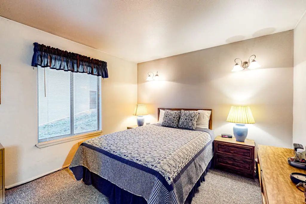 Charming & sunlit ski getaway with fireplace & balcony - close to lifts & shops