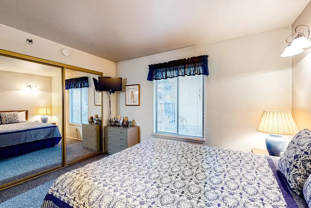 Charming & sunlit ski getaway with fireplace & balcony - close to lifts & shops