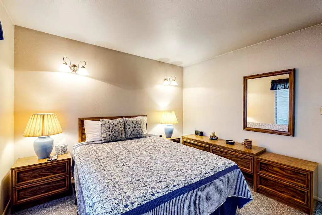Charming & sunlit ski getaway with fireplace & balcony - close to lifts & shops