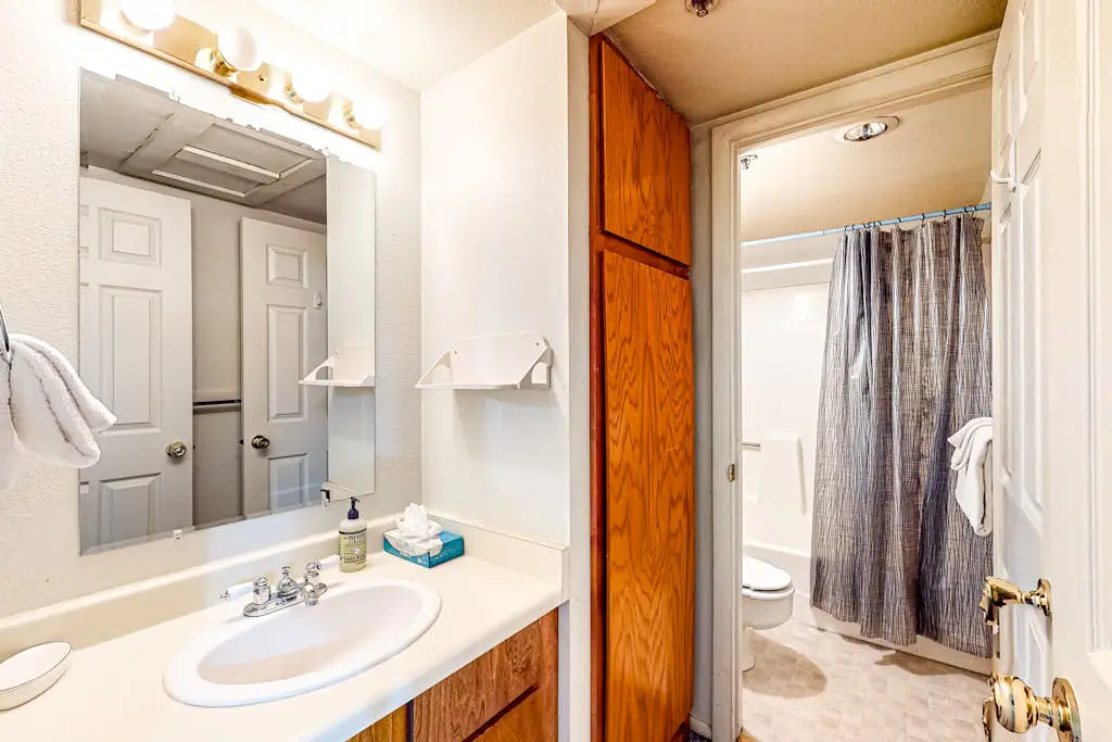 Charming & sunlit ski getaway with fireplace & balcony - close to lifts & shops