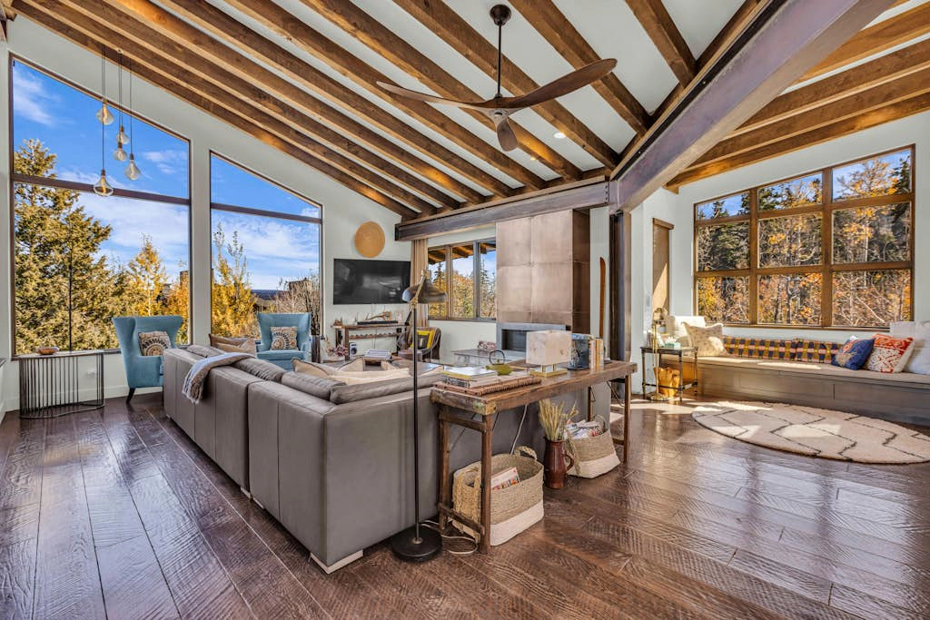 Luxury Mountain Escape with stunning views & sauna - Walk to ski