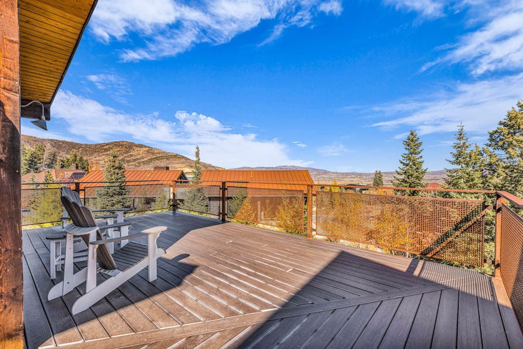 Luxury Mountain Escape with stunning views & sauna - Walk to ski