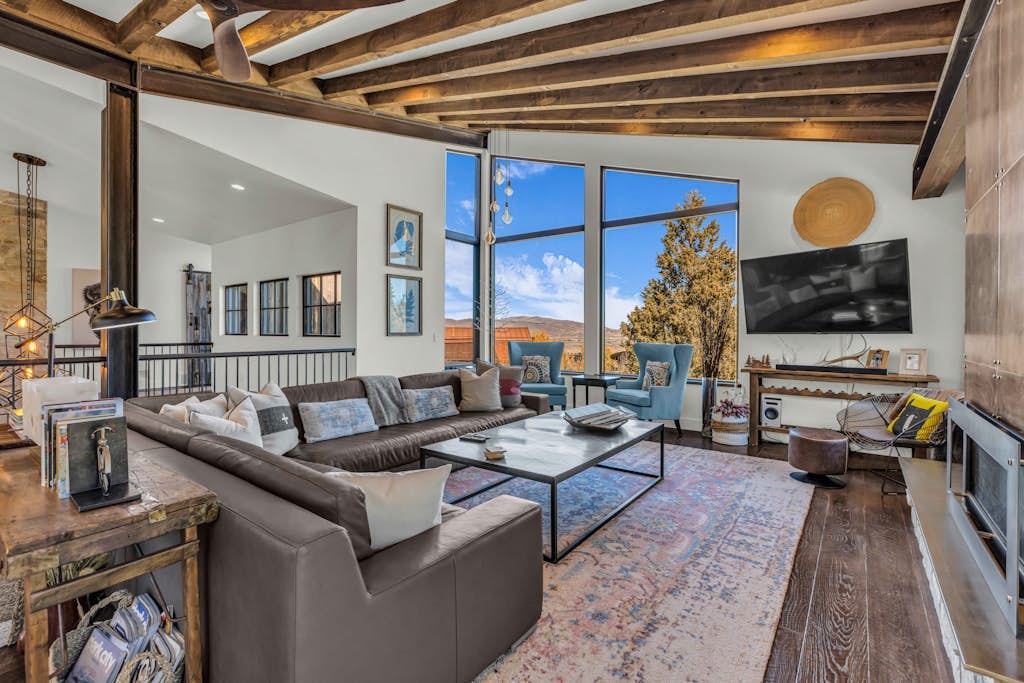 Luxury Mountain Escape with stunning views & sauna - Walk to ski