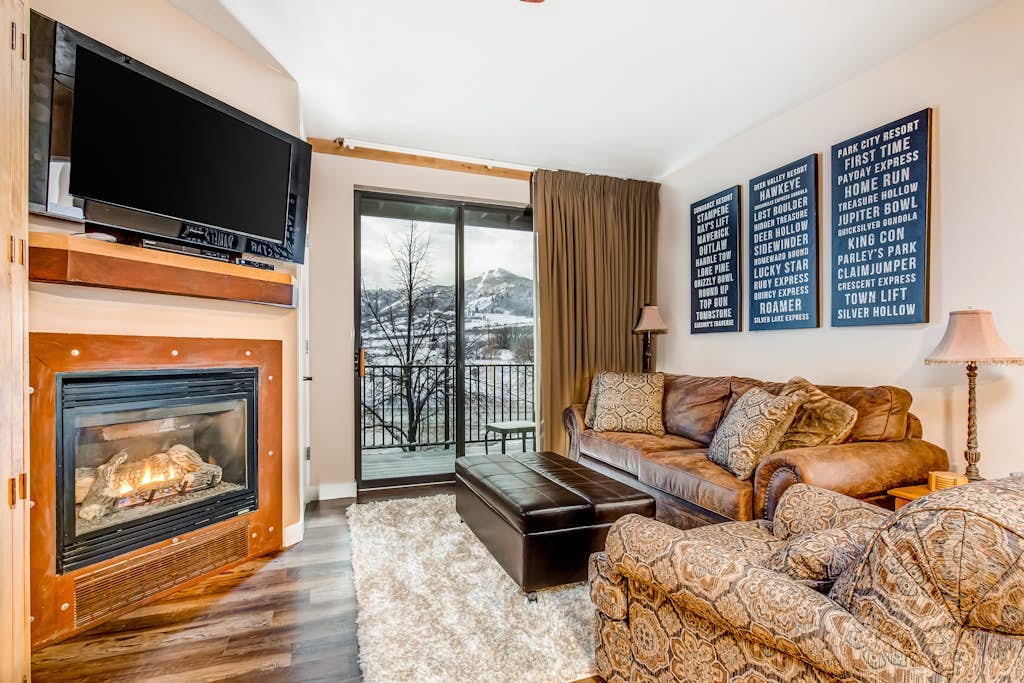 Plush condo with pool, gym, hot tubs, garage & central AC - snowbird-friendly