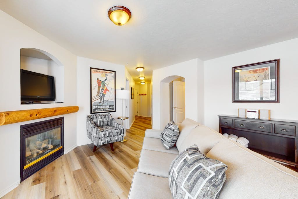 Amazing lake view condo w/ fireplace, balcony, shared pool & hot tub