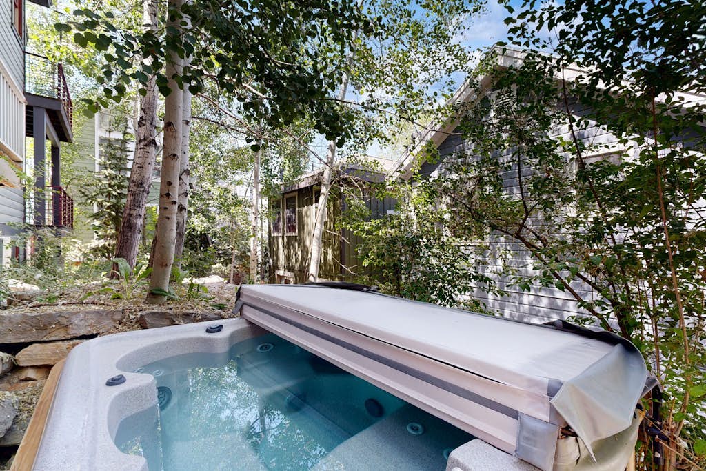 Cozy, family-friendly home w/ a private hot tub, gas fireplace, two decks, WiFi