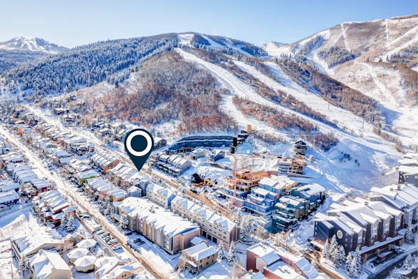 Cozy, family-friendly home w/ a private hot tub, gas fireplace, two decks, WiFi