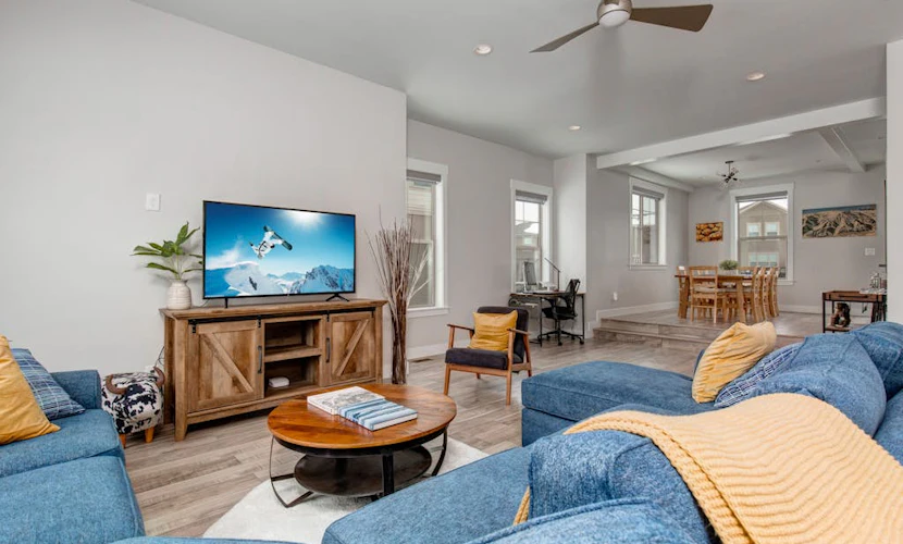 Modern home with mountain view, balcony & great location - near skiing