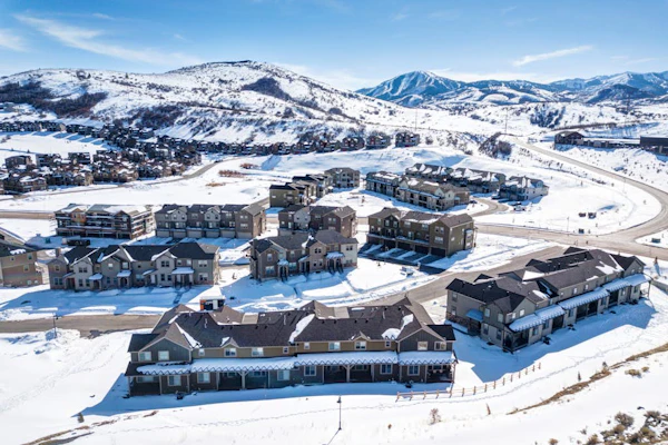 Modern home with mountain view, balcony & great location - near skiing