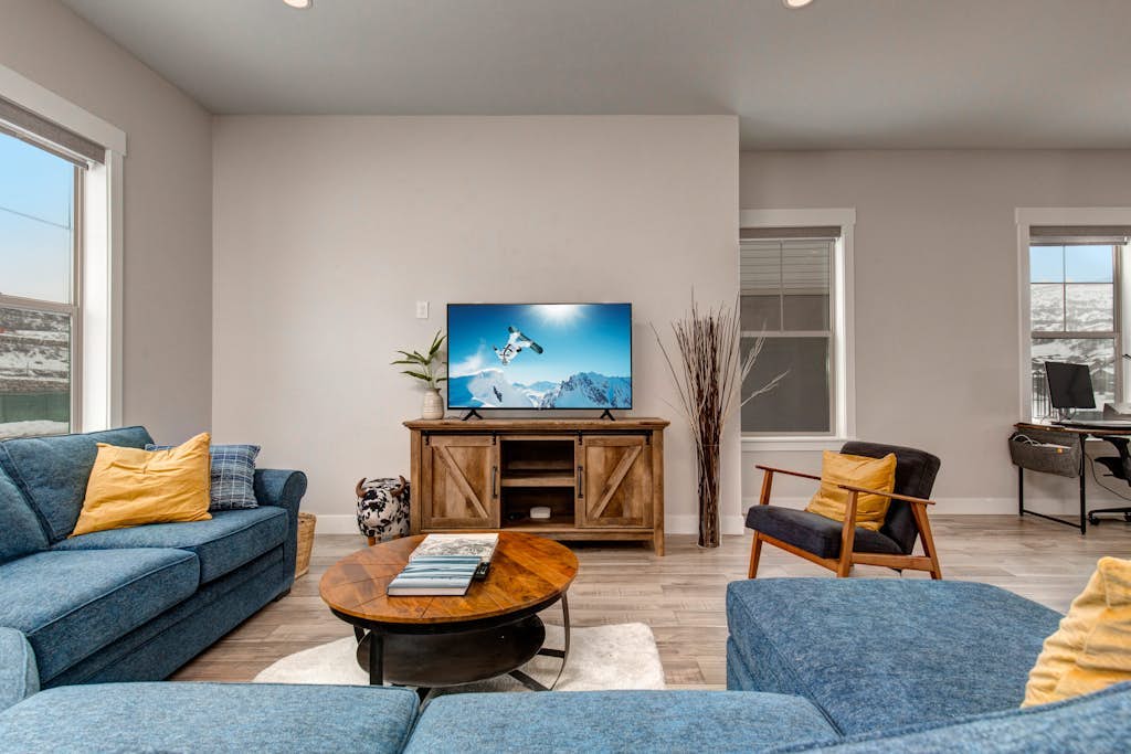 Modern home with mountain view, balcony & great location - near skiing