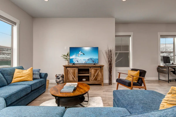 Modern home with mountain view, balcony & great location - near skiing