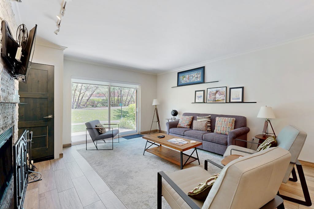 Fully Renovated Condowith Patio, Wood Fireplace & Hot Tub