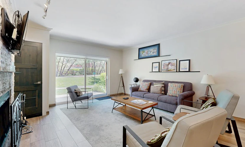 Fully Renovated Condow/Patio, Wood Fireplace & Hot Tub