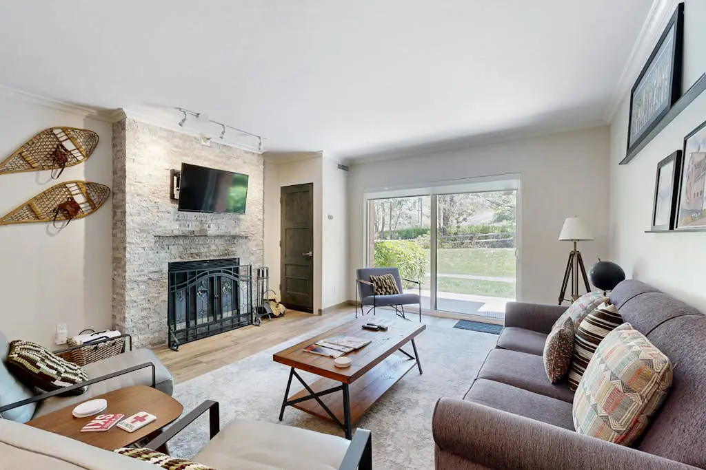 Fully Renovated Condowith Patio, Wood Fireplace & Hot Tub