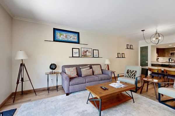 Fully Renovated Condow/Patio, Wood Fireplace & Hot Tub