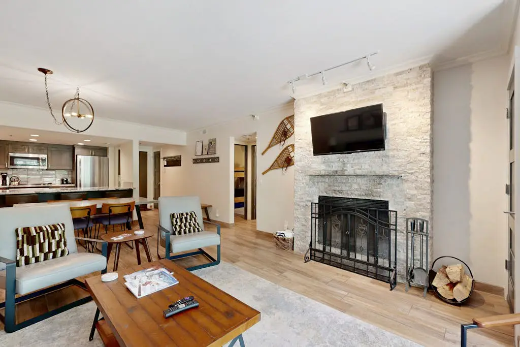 Fully Renovated Condowith Patio, Wood Fireplace & Hot Tub