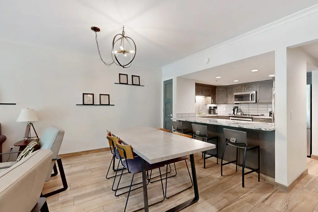 Fully Renovated Condowith Patio, Wood Fireplace & Hot Tub