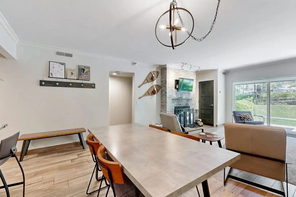 Fully Renovated Condowith Patio, Wood Fireplace & Hot Tub