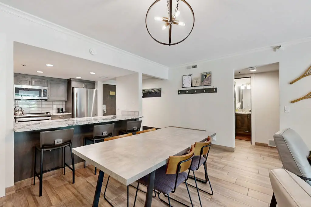 Fully Renovated Condowith Patio, Wood Fireplace & Hot Tub