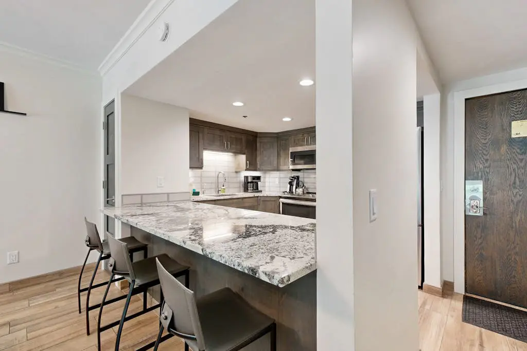 Fully Renovated Condowith Patio, Wood Fireplace & Hot Tub
