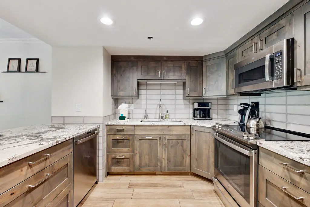 Fully Renovated Condowith Patio, Wood Fireplace & Hot Tub