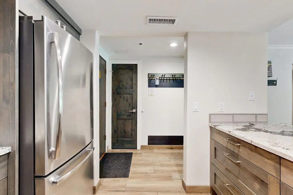 Fully Renovated Condowith Patio, Wood Fireplace & Hot Tub