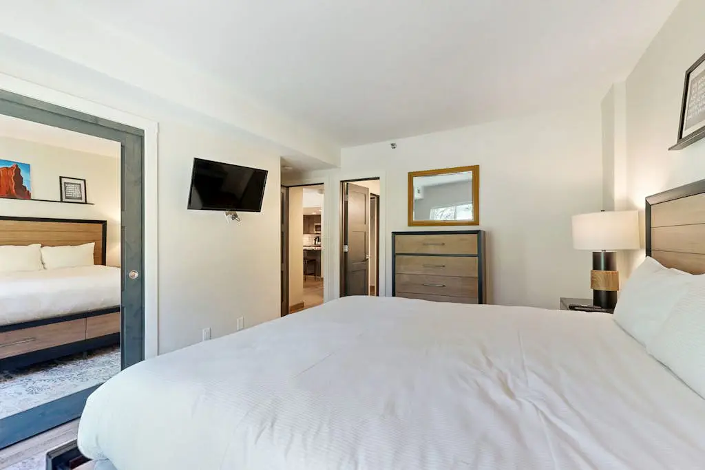 Fully Renovated Condowith Patio, Wood Fireplace & Hot Tub