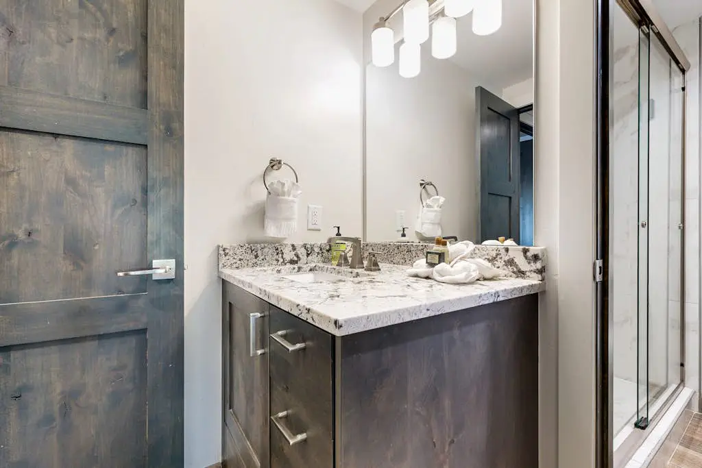 Fully Renovated Condowith Patio, Wood Fireplace & Hot Tub