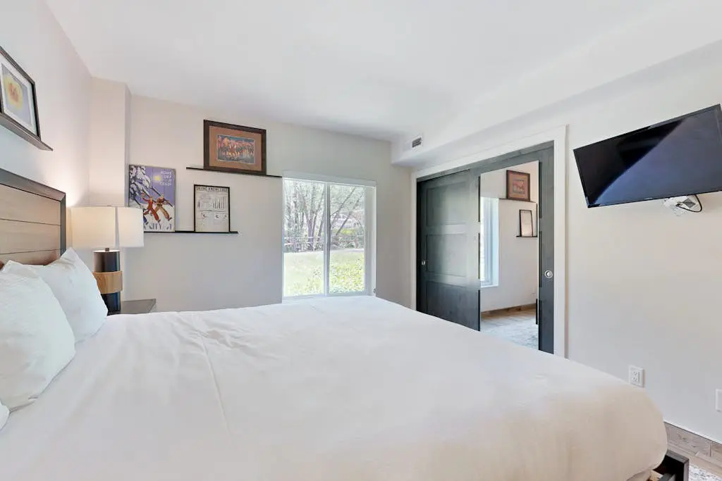 Fully Renovated Condowith Patio, Wood Fireplace & Hot Tub