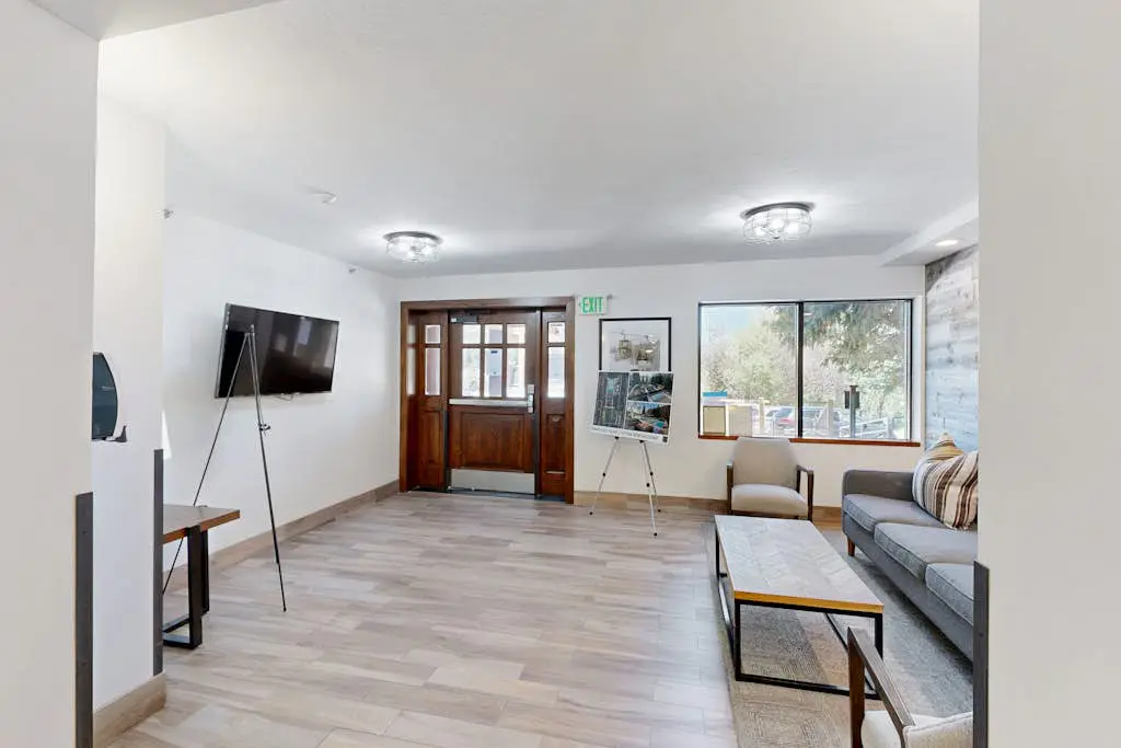 Fully Renovated Condowith Patio, Wood Fireplace & Hot Tub