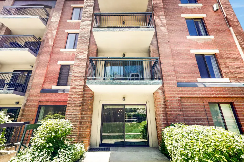 Fully Renovated Condowith Patio, Wood Fireplace & Hot Tub