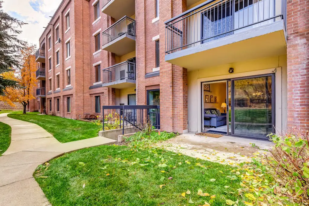 Fully Renovated Condowith Patio, Wood Fireplace & Hot Tub