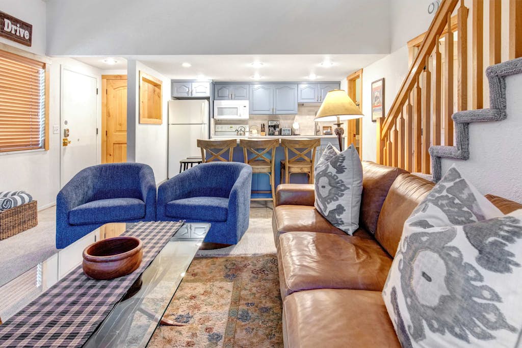 Two Lofts, Mountain Views, Gas Fireplace, Shared Seasonal Hot Tub & Pools