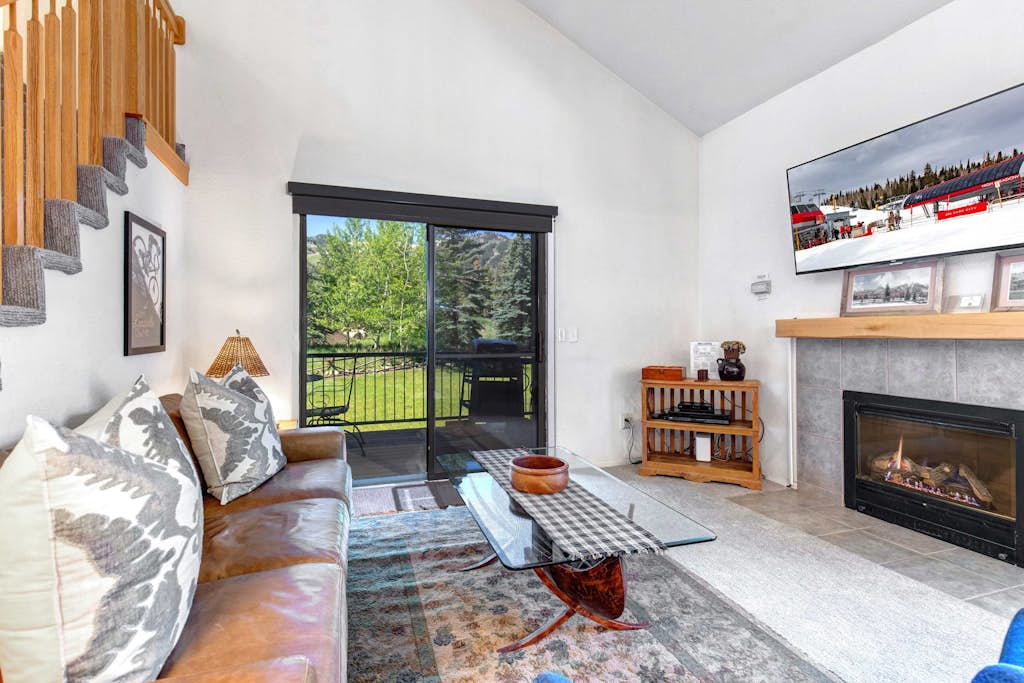 Two Lofts, Mountain Views, Gas Fireplace, Shared Seasonal Hot Tub & Pools