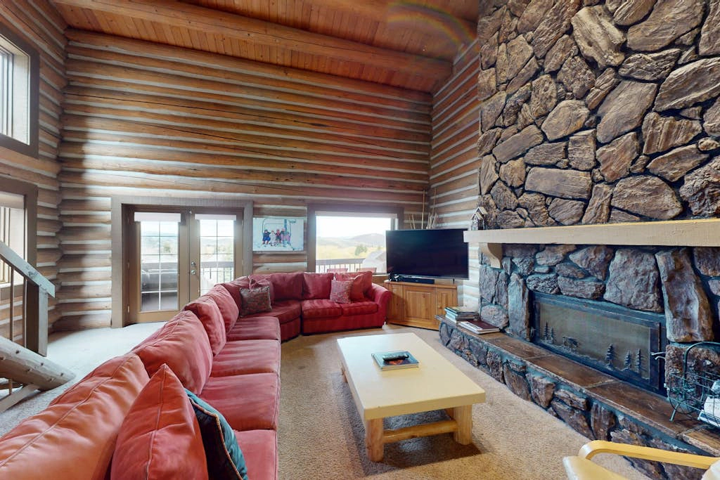 Charming townhouse overlooking golf course with private hot tub - Walk to lifts