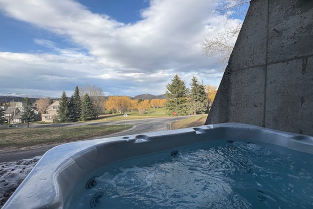 Charming townhouse overlooking golf course with private hot tub - Walk to lifts