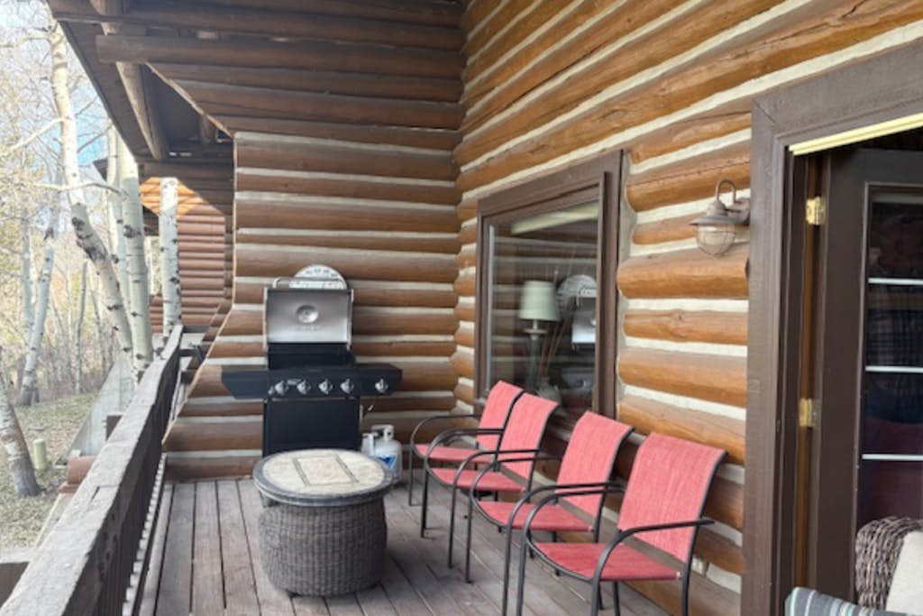 Charming townhouse overlooking golf course with private hot tub - Walk to lifts