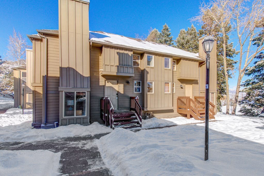 Ground-floor condo with pool, hot tub, fireplace, washer & dryer & mountain view