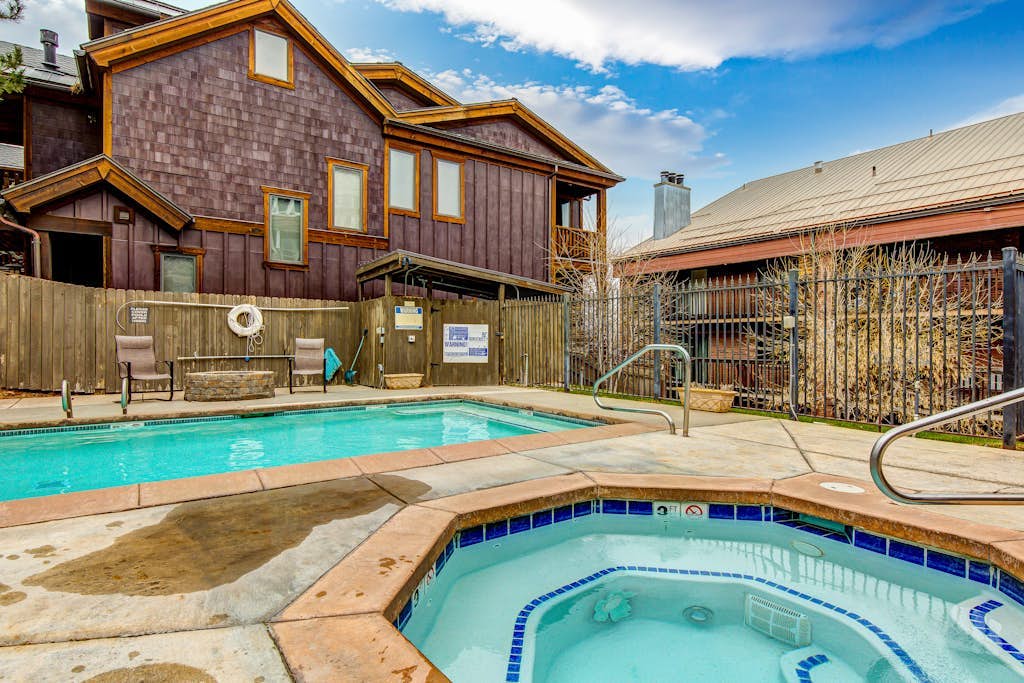 Stunning views, Pool & Hot Tub, gas grill