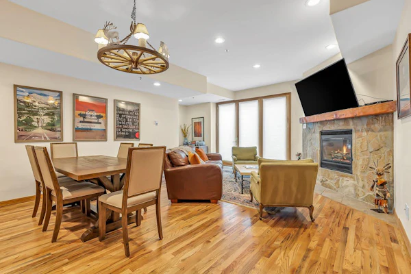 Lovely home with gas fireplaces, patio, hot tub, & WiFi - great location & views