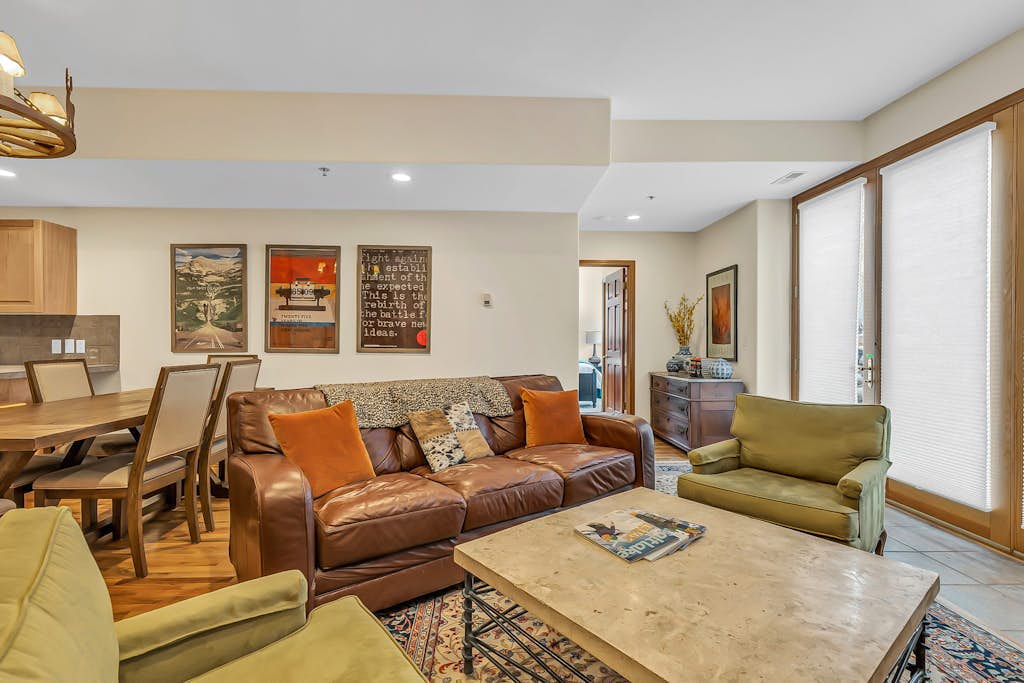 Lovely home with gas fireplaces, patio, hot tub, & WiFi - great location & views