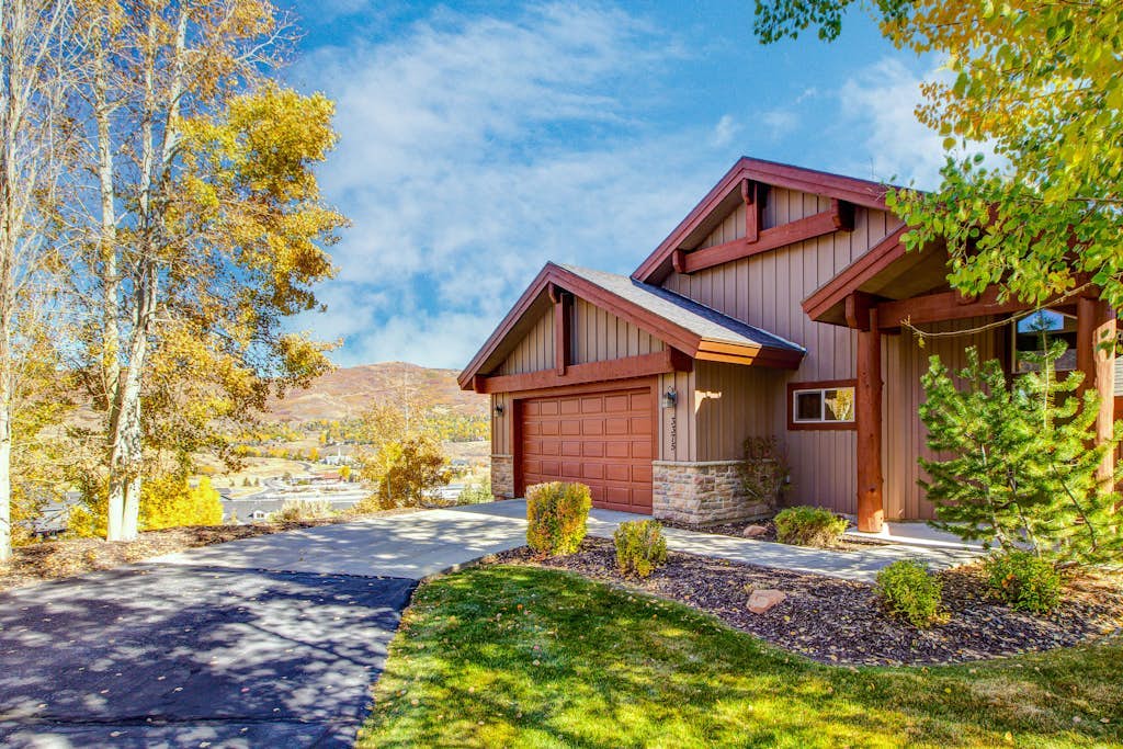 2-story duplex in great location with private balcony, mountain views, fireplace