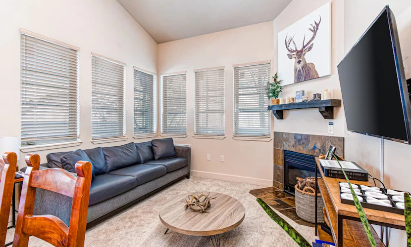 Spacious mountain-view condo with fireplace, shared pool, hot tub & fitness room