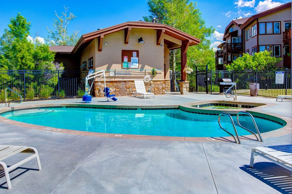 Spacious mountain-view condo with fireplace, shared pool, hot tub & fitness room