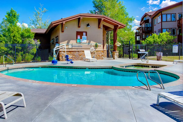 Spacious mountain-view condo with fireplace, shared pool, hot tub & fitness room