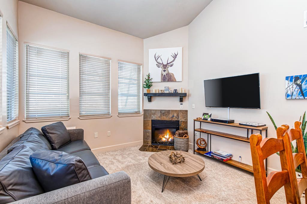 Spacious mountain-view condo with fireplace, shared pool, hot tub & fitness room
