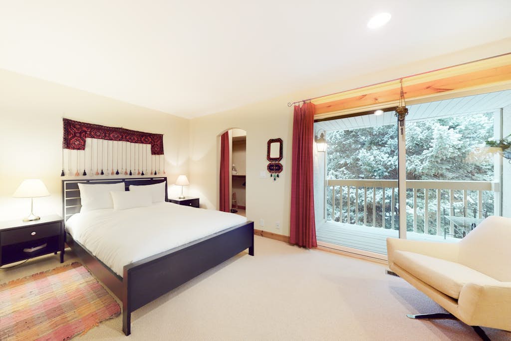 Three-story townhome with fireplace & decks - steps to shuttle & rec center